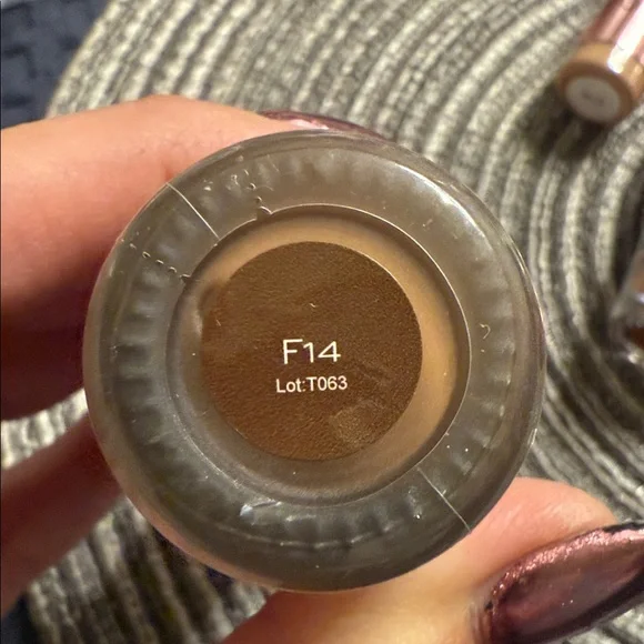 10/$25 Revolution Conceal & Hydrate Radiance Foundation - Medium f14 - Picture 2 of 3